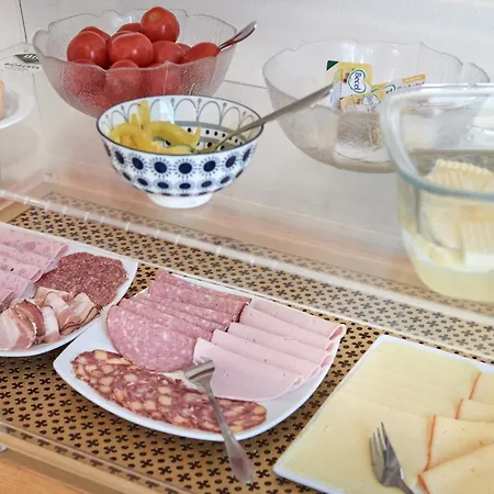 Konukevi Fruehstueckspension Anja 3*